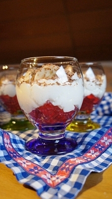 Deser z kryształkami i śnieżką.