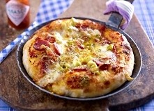Pizza z patelni:
Potrzebne będą nam;
-1 szklanka mąki
-8 łyżek ciepłej wody
-4 łyżki oleju (+odrobina oleju do smażenia)
-dowolne dodatki 
Sposób przygotowania-
Mąkę,olej i wodę...