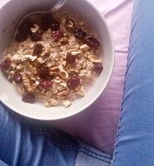 Kolejna owsianeczka :3

→ 2łyżki płatków owsianych
→ łyżka otrębow owsianych
→ łyżka otrębów żytnich
→ pół łyżki kakao
→ 2 orzechy włoskie
→ 200 ml mleka
→ garść suszonej żurawiny