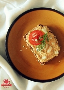 Pasta z makreli w sosie pomidorowym

Składniki: 

- puszka makreli w sosie pomidorowym
- 2 jajka ugotowane na twardo
- 1 nieduża cebula
- kilka gałązek świeżego koperku
- 1 łyżk...