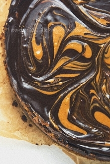 Sernik czekoladowy z masłem orzechowym