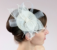 Fascynator ślubny Alice to wyjątkowo elegancka ozdoba wykonana z sinamay i krynoliny w kolorze białym. 

Ozdoba ślubna dostępna w sklepie internetowym Madame Allure.