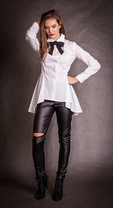 Biała koszula z wydłużaną z tyłu baskinką

Dopasowana w talii

Wykładany kołnierz

Czarna wstążka, która może być wiązana na wiele sposobów