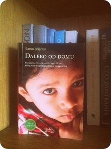 Saroo urodził się w Indiach, w bardzo biednej rodzinie. Już jako malutki chłopczyk musiał żebrać razem z braćmi, żeby zdobyć coś do jedzenia. Pewnego dnia został sam na dworcu k...
