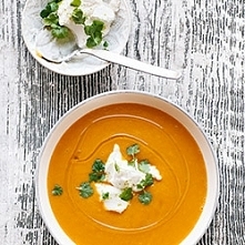 Zupa krem z batatów z ricottą, wędzoną papryką i kolendrą