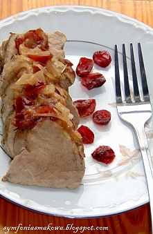 Polędwiczka wieprzowa w sosie żurawinowo - cebulowym.