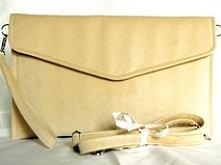 Torebeczka kopertówka z rączką na nadgarstek i długim ,regulowanym,odpinanym paskiem.Zamsz ekologiczny z ciekawą fakturą kol.kremowy.Wewnątrz kieszonka.Szer.34cm, wys.22cm.