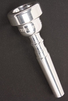 Wykonany z metalu idealnie sprawdzi się w wielu trąbkach.