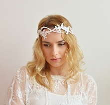 Usztywiana pleciona opaska - wianek na włosy. Ozdoba wykonana misternie z koronki białej, ozdobionej srebrną nitką oraz cyrkoniami. 

Do kupienia w sklepie internetowym Madame A...