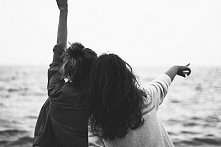 Mam kogoś takiego, kto patrząc na mnie mówi że coś jest nie tak. Opierdoli mnie porządnie bym się ogarnęła, bo jestem już dużą dziewczynką. Czasami pierdolnie w łeb... Ale śmiej...