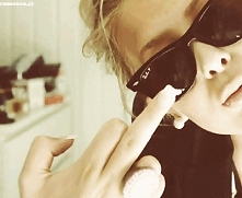 Czasami zastanawiam się, co taki ktoś jak Ty ma w sobie.
Co masz Ty, a czego nie mam ja.
Zazdrość? Nie sądzę... ciekawość, no już trochę lepiej. 
Ale wiem jedno, nie masz takieg...