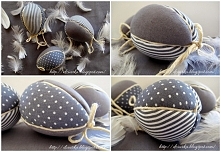 Jajka z materiału w szarośc...