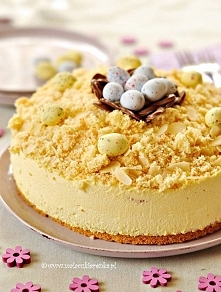 Tort śmietanowy z advocaatem

Składniki:
Biszkopt:
3 jajka, oddzielnie żółtka i białka
szczypta soli
100g cukru
2 łyżeczki cukru wanilinowego
80g mąki (użyłam tortowej)
30g mąki...