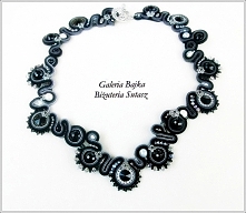 Tym razem postawiłam na klasykę i elegancję, która sprawdzają się w każdej sytuacji.

Kolia "Inferno" została wykonana z połączenia pięknych kulek fasetowanego onyksu,...