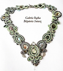 Kolia z sutaszu „Gaja”
Subtelna w kolorystyce nawiązująca do barw symbolizujących Matkę Naturę, delikatna w detalach połyskujących koralików preciosa i bikonek Swarovskiego, prz...