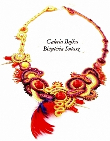 Szalony naszyjnik z sutaszu. Ekstrawagancki jak kreacja z wybiegu haute couture, szalony jak noce w Paryżu i barwny niczym Pola Elizejskie wiosną... Otrzymał iście francuską naz...