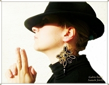 Kolczyki "Kir Royale" 
Autor" GaleriaBajka
Modelka: Ania