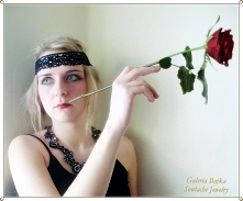 Kolia "Inferno" w stylizacji na lata 20-te.
Autor:
GaleriaBajka
Modelka: Ania
