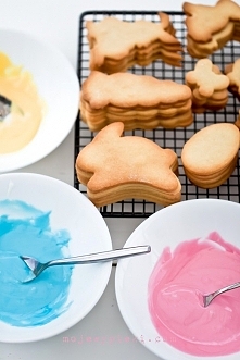 LUKIER KRÓLEWSKI (ROYAL ICING) Składniki na lukier królewski: 90 g białka 445 g cukru pudru 5 - 7 kropli soku z cytryny (może być w butelce) lub 4 - 5 kropli białego octu winneg...