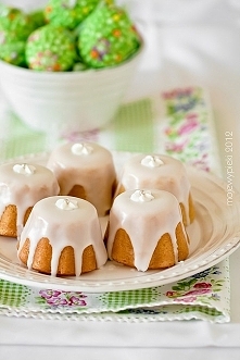 BABECZKI JOGURTOWE Z NUTKĄ CYTRYNOWĄ

Składniki na 6 babeczek (lub więcej, w zależności od wielkości foremek)*:


125 g naturalnego jogurtu
75 g masła, roztopionego
2 duże jajka...