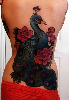 tatuaże damskie paw na plecach