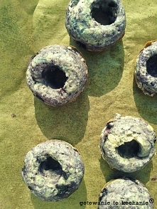 PIECZONE MINI DONUTY Z JAGODAMI I POLEWĄ Z NUTELLI! SPRAWDŹ NA gotowanietokochanie.blogspot.com