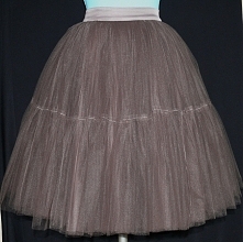 Tiulowa spódnica z 4 warstwami.