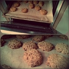 Dzisiaj pyszne ciasteczka owsiane,  czyli słodko i zdrowo :) Jutro wracamy do treningów, a punktem dnia będzie zupa krem pomidorowa z chilli i bazylią. Miłej niedzieli!