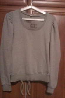 Cienki sweterek Tally Weijl, z napisem Punky Girl. Rozmiar 36/XS, z delikatnymi marszczeniami na górze rękawów i brokatowym króliczkiem w lewym dolnym rogu.
Cena: 10zł + koszt w...