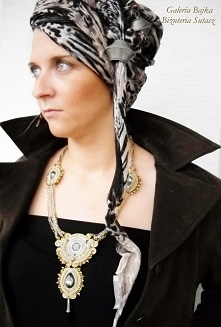 Naszyjnik "Promienie słońca"
Autor: Galeria Bajka
Modelka: Ania