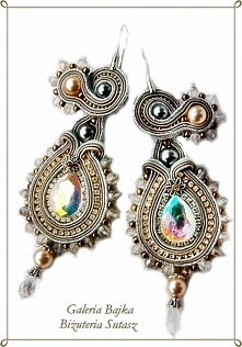 Kolczyki "Mistic" wykonane metodą haftu sutasz. Srebro, delikatne szarości rozmyta biel i kryształki Swarovskiego wraz z delikatnymi perłami skomponowały te ozdobne, a...