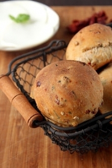 Bułeczki pszenne z suszonymi pomidorami