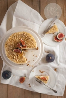 SERNIK Z RICOTTY NA GRANOLOWO-ORZECHOWYM SPODZIE Z FIGAMI.