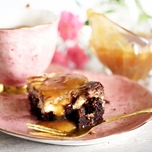 Sernikobrownie z sosem butterscotch