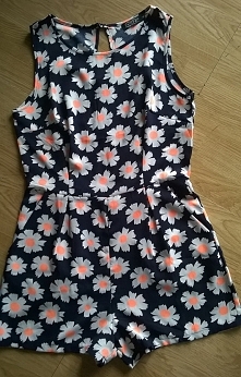 Spodnium, kombinezon w kwiatki na lato, w tyle złoty zamek i łezka. NOWY