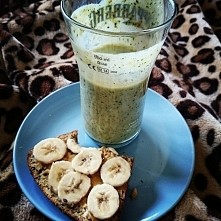 pyszne śniadanie: smoothie: kefir, banan, jarmuz, jagody goji, nasiona chia, cynamon, kardamon i bułka z masłem orzechowym i bananem
