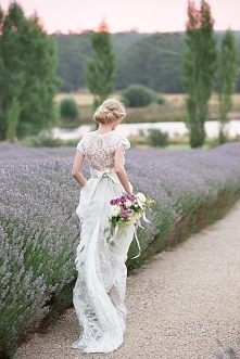 Sesja ślubna na polu lawendy - co Wy na to?

Blog Madame Allure >>>