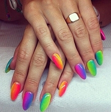 tęczowe paznokcie