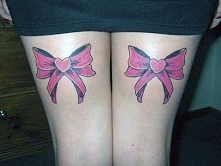 tatuaże damskie kokardy na udach