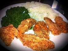 Nuggetsy z kurczaka w wersji light.

Składniki:
1 duża pierś z kurczaka
100 g jogurtu naturalnego
4 łyżki otrębów owsianych
4 łyżki siemienia lnianego
sól, pieprz, ulubione przy...