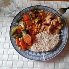 warzywa na patelni, ryz brazowy i piers z kurczaka :) 