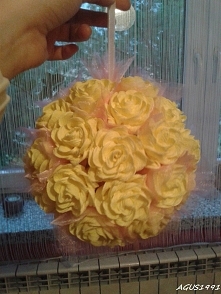 Kula róż z krepiny