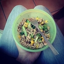 makaron z tunczykiem i brokulami. dwa zabki czosnku obieramy,drobno kroimy i podsmazamy lekko na patelni. Tunczyka (w sosie wlasnym) odsaczamy i wrzucamy na patelnie. podsmazamy...