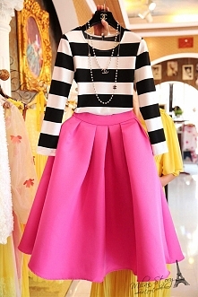 spódniczka kontrafałdy  plus top w paski klikając na zdjęciu