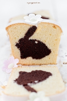 BABKA Z ZAJĄCZKIEM - NIESPODZIANKĄ

Składniki na babkę kakaową:

200 g masła
200 g drobnego cukru do wypieków
4 duże jajka
250 g mąki pszennej
50 g kakao
1,5 łyżeczki proszku do...