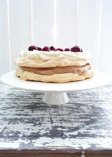 Tort bezowy z wiśniami.