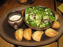 Pieczone pierożki ze szpinakiem, z sosem i sałatką