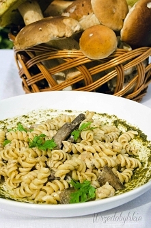 Makaron z leśnymi grzybami