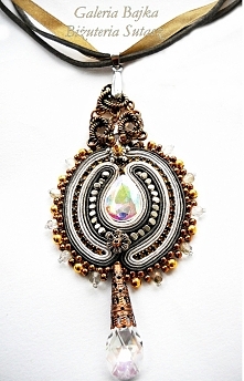 Wisior z sutaszu „November”
Czy listopad zawsze bywa brzydki i smutny? Niekoniecznie! Nawet w tym najbardziej ponurym miesiącu w roku kryje się piękno udające się na spoczynek N...