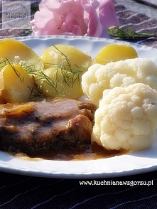 Przepyszny i prosty przepis na karczek w pyszny sosie na obiad.